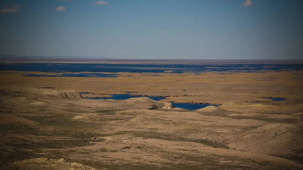 Paisaje del lago Sudochye, también conocido como parte del antiguo mar de Aral en el pueblo pesquero de Urga, Karakalpakstan, Uzbekistán — Foto de Stock