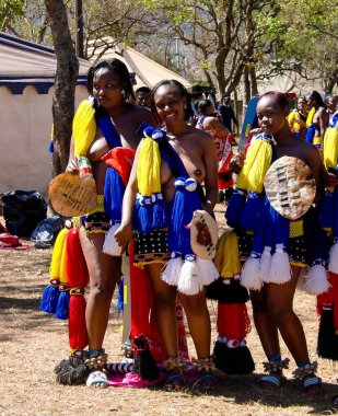 Kadınlar geleneksel kostümleri önce Umhlanga aka Reed dans 01-09-2013 Lobamba, Svaziland