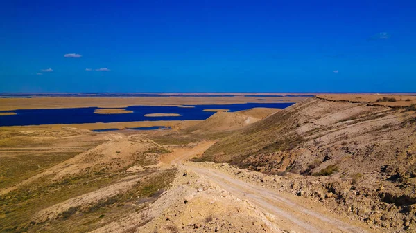 Paisagem do lago Sudochye aka parte do antigo mar de Aral na aldeia de pescadores Urga, Karakalpakstan, Uzbequistão — Fotografia de Stock