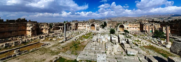 Panorama aéreo de ruinas del templo de Júpiter y gran corte de Heliópolis, Baalbek, valle de Bekaa Líbano — Foto de Stock