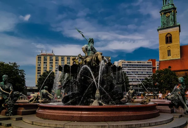 Fontain Neptün, Alexanderplatz bir heykeli. Berlin