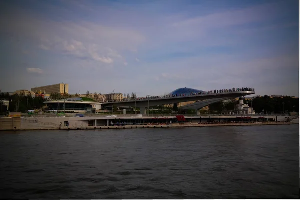 Paisaje del parque moderno Zaryadye y el puente peatonal en aumento, Moscú, Rusia — Foto de Stock