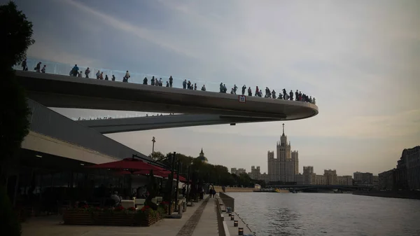 Landschap van moderne park Zaryadye en stijgende voetgangersbrug, Moskou, Rusland — Stockfoto