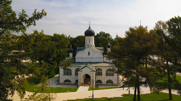 Exteriör vy till kyrkan av befruktningen av Anne i hörnet från moderna park Zaryadye, Moskva, Ryssland — Stockfoto