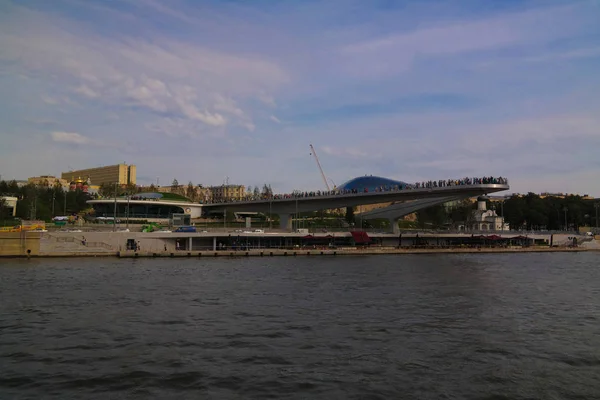 Paisaje del parque moderno Zaryadye y el puente peatonal en aumento, Moscú, Rusia — Foto de Stock