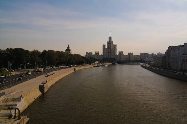 Vista al río Moscú desde el puente peatonal del moderno parque Zaryadye, Moscú, Rusia — Foto de Stock