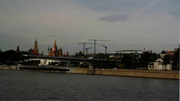 Vista al Kremlin y parque moderno Zaryadye, Moscú, Rusia — Foto de Stock