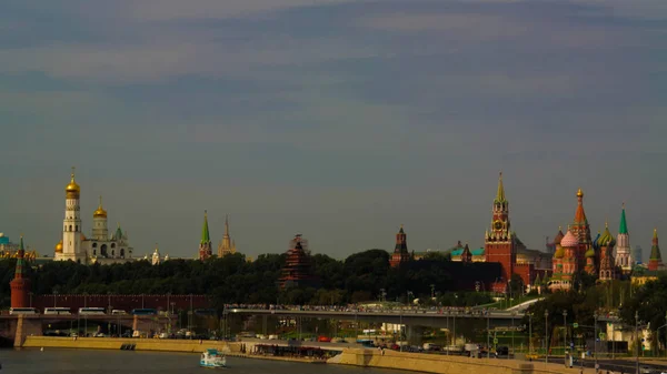 クレムリンと近代的な公園 Zaryadye、モスクワ、ロシアを表示します。 — ストック写真