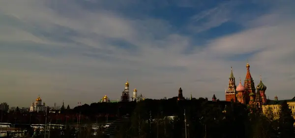 Vista al Kremlin desde el moderno parque Zaryadye, Moscú, Rusia — Foto de Stock