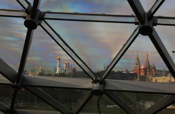 Vista al Kremlin a través del techo de cristal del moderno parque Zaryadye, Moscú, Rusia — Foto de Stock