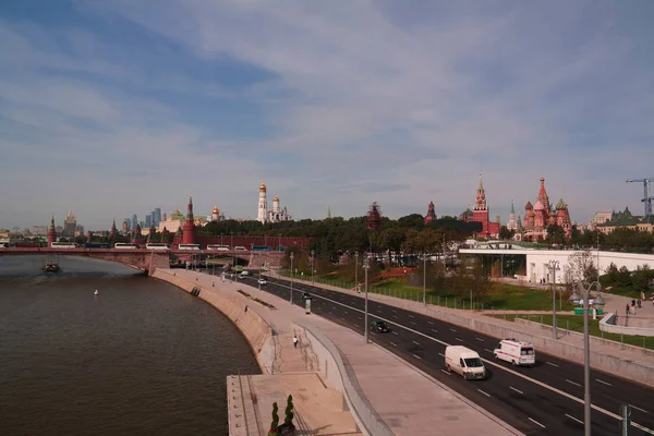 Vista al Kremlin desde el moderno parque Zaryadye, Moscú, Rusia — Foto de Stock