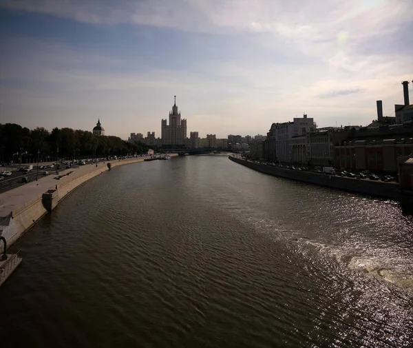 Vista al río Moscú desde el puente peatonal del moderno parque Zaryadye, Moscú, Rusia — Foto de Stock