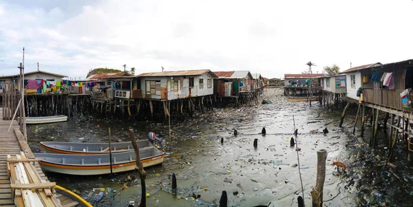 Slums at Hanuabada village at the outskirts of Port Moresby, Papua new Guinea — Stock Photo, Image