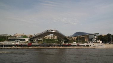 Manzara modern park Zaryadye ve yükselen yaya köprüsü, Moskova, Rusya Federasyonu