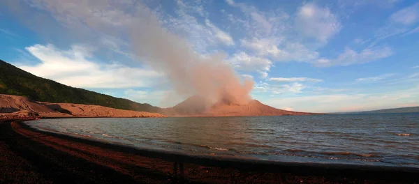 Erupcja wulkanu Tavurvur wulkanu Rabaul, New Britain island, Papua-Nowa Gwinea — Zdjęcie stockowe