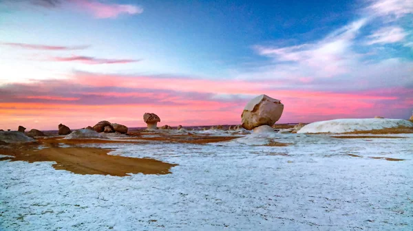Soyut doğa kaya oluşumları aka heykeller, beyaz çöl, Sahara, Mısır