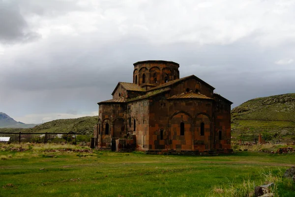 Vista para a arruinada Catedral de Talin, Aragatsotn — Fotografia de Stock