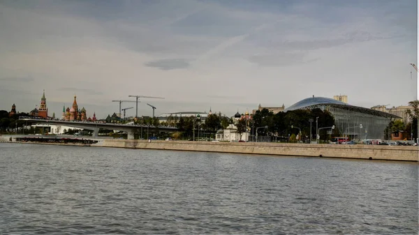 Zaryadye ve Filarmoni Orkestrası, konser salonu, Moskova, Rusya Kremlin ve modern park için görüntüleyin