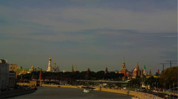 Vista al Kremlin y parque moderno Zaryadye, Moscú, Rusia — Foto de Stock