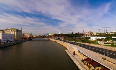Moskova Nehri ve Kremlin modern park Zaryadye, Moskova, Rusya yaya köprüsü görüntülemek