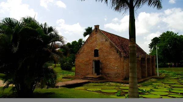 Vista exterior al almacenamiento de pólvora en Fort Nieuw AmsterdamMarienburg, Surinam — Foto de Stock