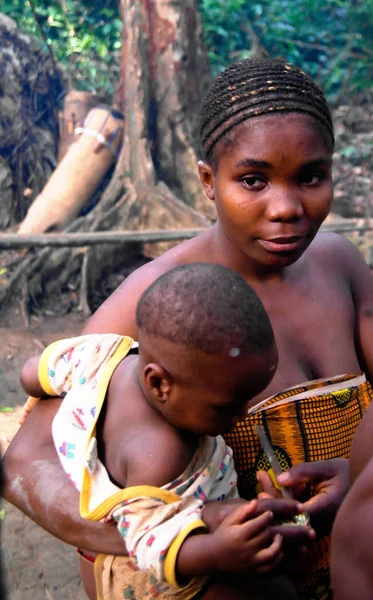 Baka Pigme kadın çocuk Dja rezerv, Kamerun ile portresi