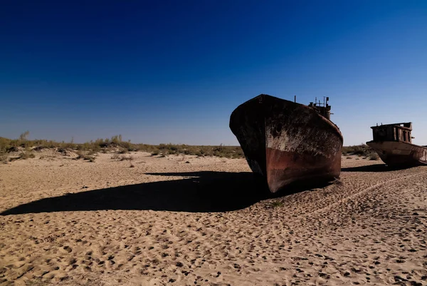 Panorama del cementerio de barcos cerca de Moynaq al amanecer, Karakalpakstan, Uzbekistán — Foto de Stock