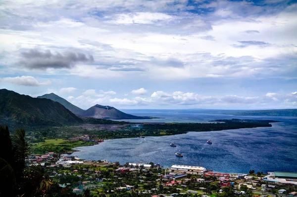 Uitbarsting van Tavurvur vulkaan, Rabaul, Nieuw-Brittannië eiland, Papoea-Nieuw-Guinea — Stockfoto