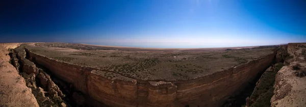 Panoramablick auf das arale meer vom rand des plateaus ustyurt in der nähe von aktumsuk kaps, karakalpakstan, usbekistan — Stockfoto