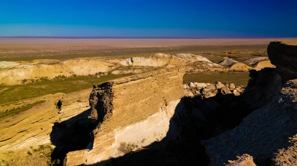 Vista panorámica al mar de Aral desde el borde de Plateau Ustyurt al atardecer, Karakalpakstan, Uzbekistán — Foto de Stock