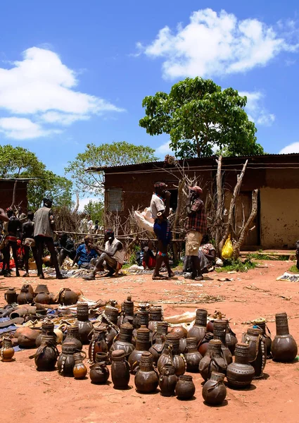 Традиционные кувшины и горшки на местном рынке Кей Афер, долины Омо, Эфиопии — стоковое фото