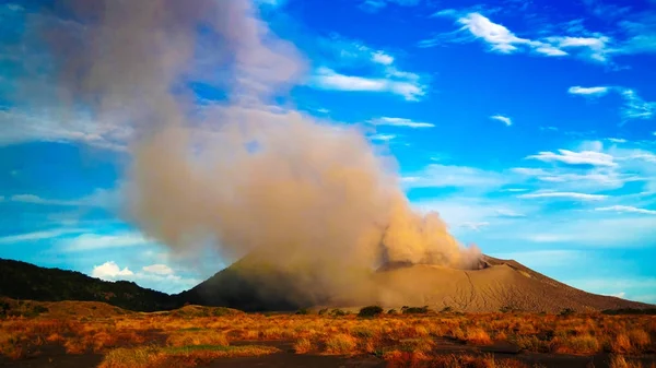 Erupção do vulcão Tavurvur, Rabaul, ilha da Nova Bretanha, Papua-Nova Guiné — Fotografia de Stock