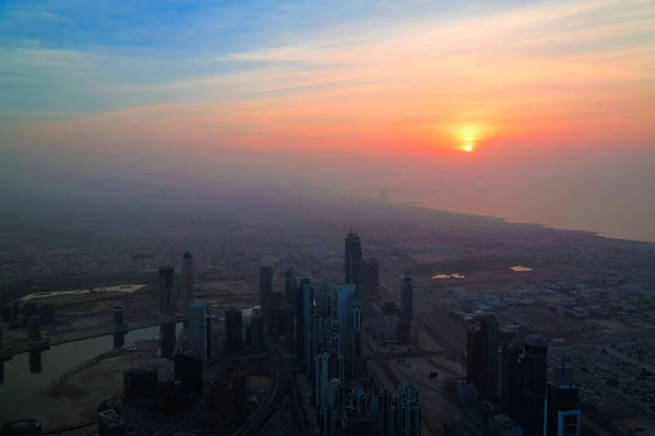 Panorama coucher de soleil sur les gratte-ciel de Dubaï, EAU — Photo