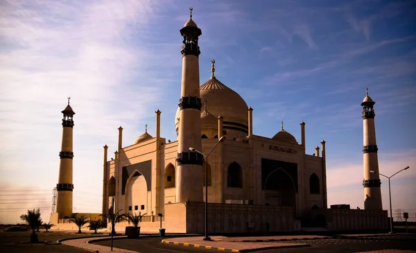 Vista exterior a la mezquita Friendly Fatima Zahra, también conocida como copia del Taj Mahal, Kuwait — Foto de Stock