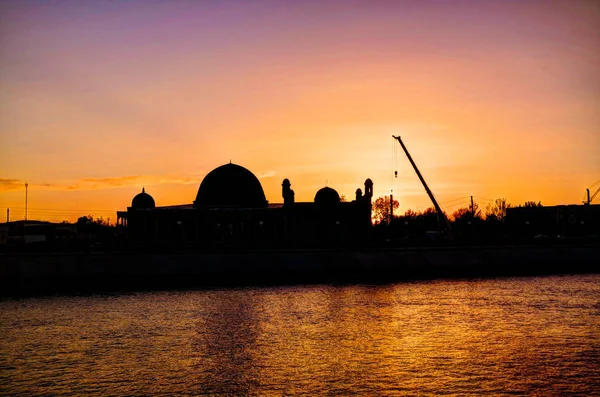 Sunset over Muhammad Imam Iyshan meshiti mosque, Nukus,Karakalpakstan,Uzbekistan — Stock Photo, Image