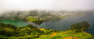 Azul ve Verde lakes adlı Sete Cidades, Sao Miguel, Azores, Portekiz için havadan görünümü