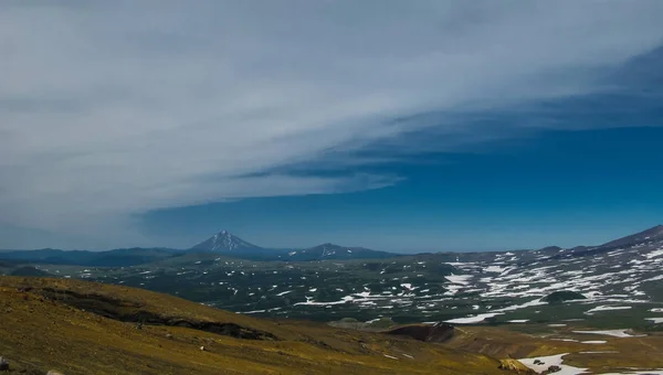Mutnovsky, Kamcsatka Oroszország caldera vulkán Viluchinsky kilátás — Stock Fotó