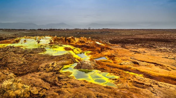Panorama dentro del cráter volcánico Dallol en la depresión de Danakil, Etiopía — Foto de Stock