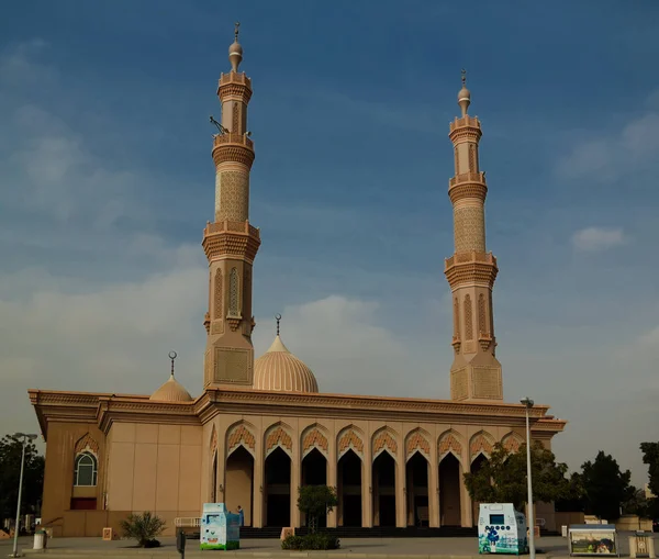 Widok zewnętrzny na meczet Ahmed Ibn Hambal Masjid, Sharjah, ZEA — Zdjęcie stockowe