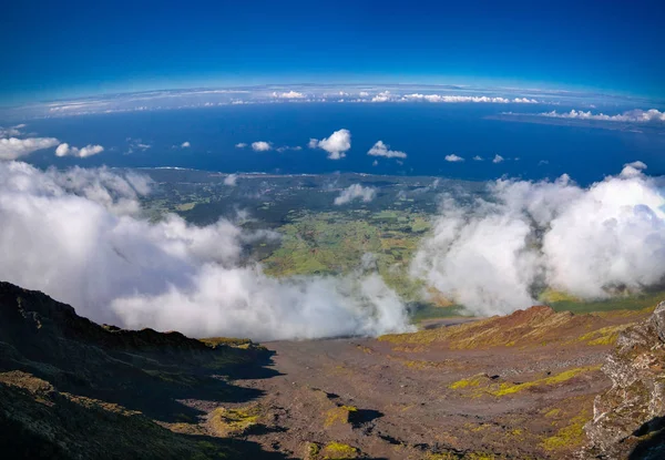 Paisaje panorámico desde la cima del volcán Pico en el senderismo, azores, Portugal — Foto de Stock