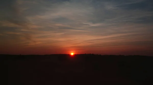 Sonnenuntergang-Panoramalandschaft in der arabischen Wüste, dubai, uae — Stockfoto