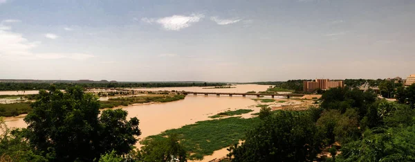 Luchtfoto naar Niger rivier en Niamey stad Niamey, Niger — Stockfoto