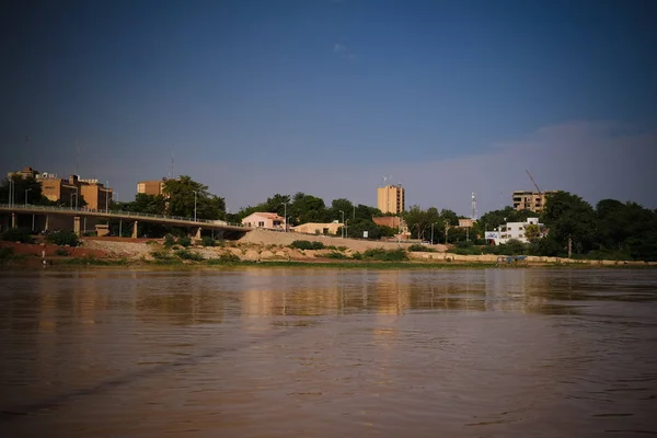 Вид на річку Нігер і Niamey місто Niamey Нігер — стокове фото