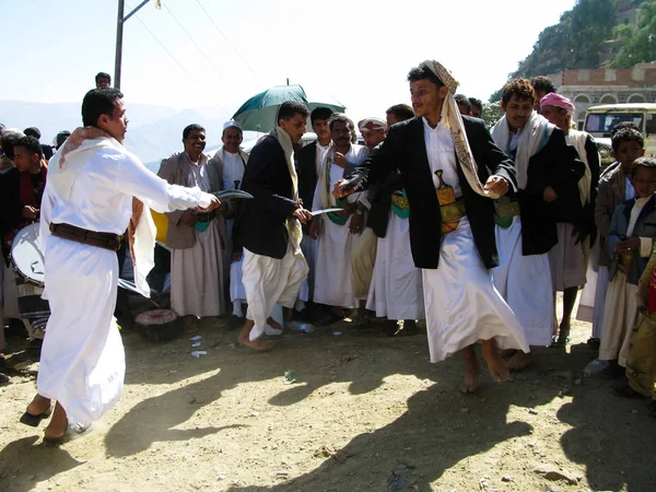 Чоловіки танці з Jambias під час церемонії весілля, сану, Ємен — стокове фото