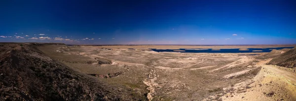 Paisaje del lago Sudochye, también conocido como parte del antiguo mar de Aral en el pueblo pesquero de Urga, Karakalpakstan, Uzbekistán —  Fotos de Stock