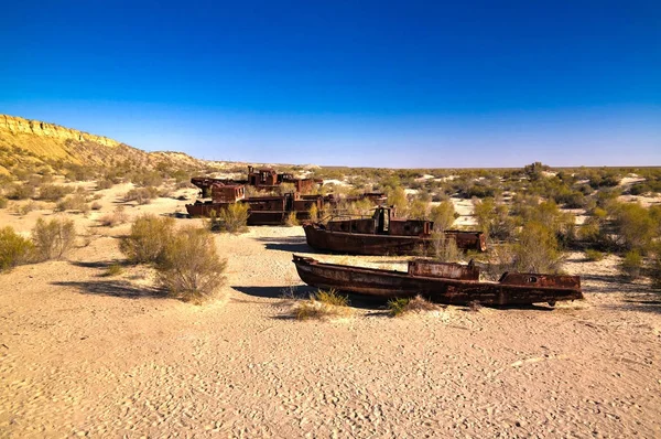 Panorama del cementerio de barcos cerca de Moynaq al amanecer, Karakalpakstan, Uzbekistán — Foto de Stock