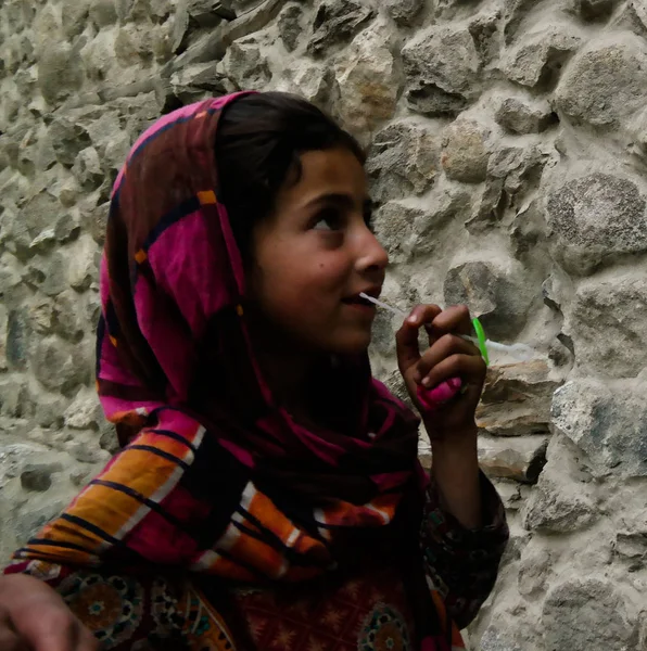 Porträt einer Hunza-Frau in Nationaltracht in Karimabad Pakistan — Stockfoto