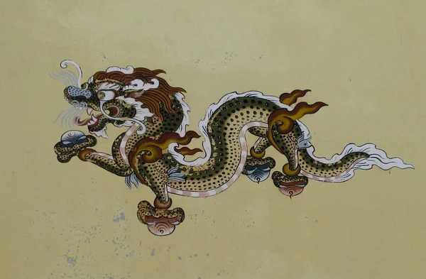 Dragon Paintings on the house wall at the streets of Paro, Bhutan — Stock Photo, Image