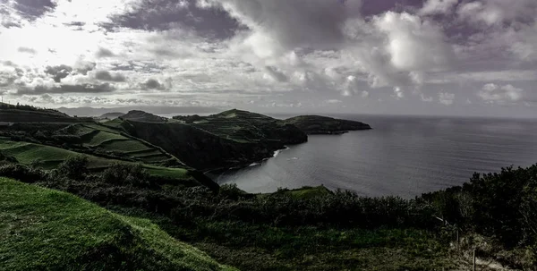 Vista panorámica de la costa de la isla de Sao Miguel desde el mirador de Santa Iria. Azores. Portugal — Foto de Stock