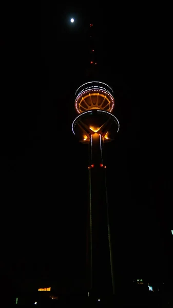 Nacht buitenkant weergave naar Koeweit telecommunicatie toren aka bevrijding Tower, Koeweit — Stockfoto